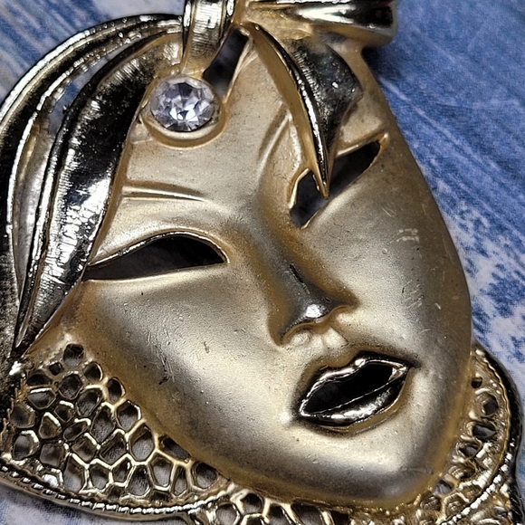 Elegant Two Face Mask Brooch. - Picture 7 of 8